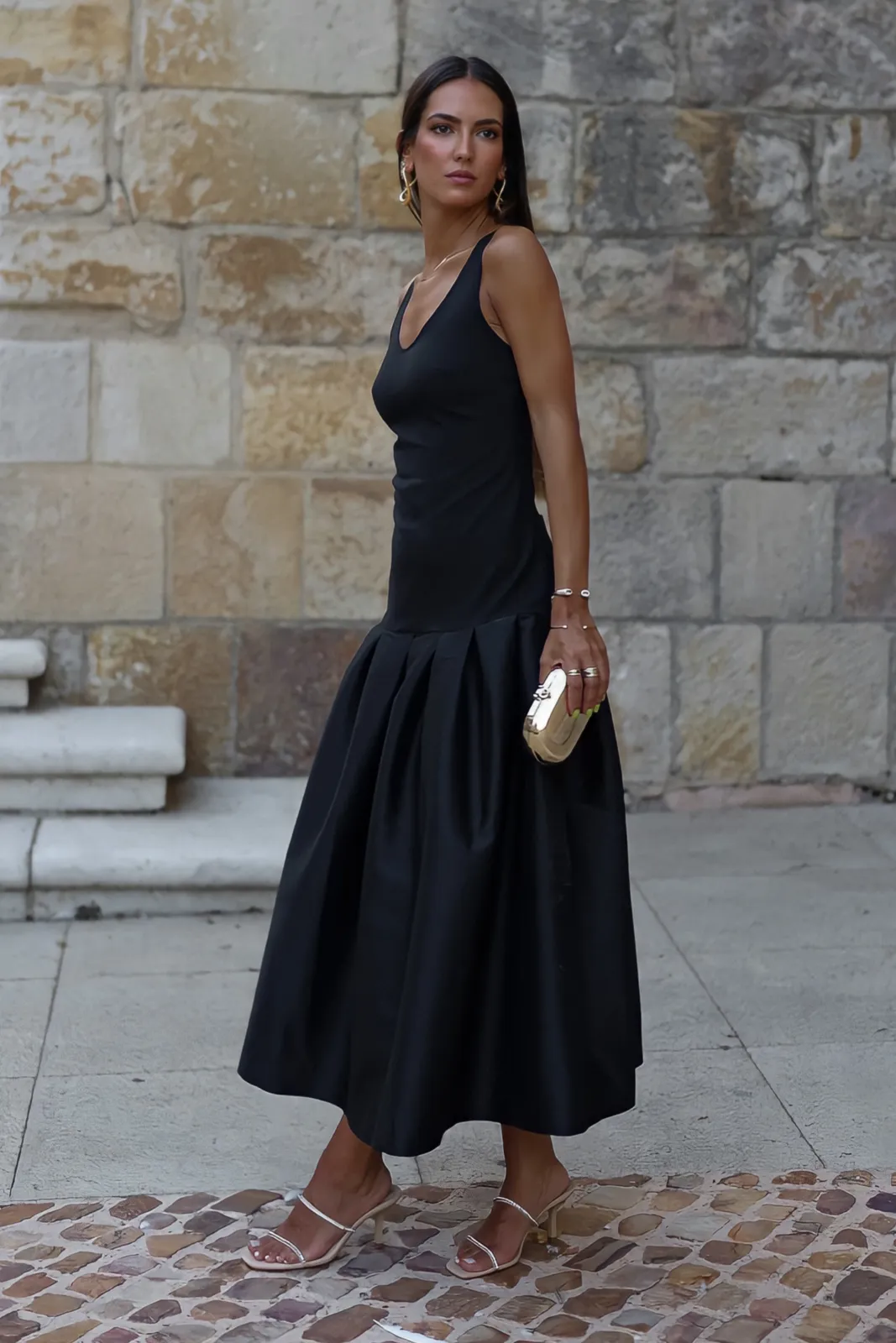 VESTIDO PRETO COM PREGAS NA SAIA