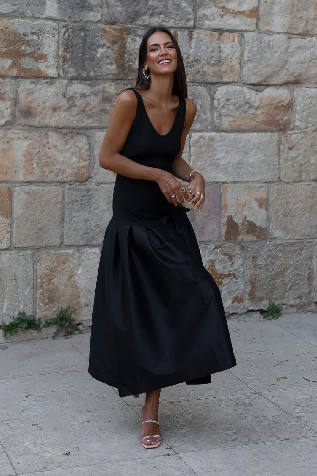 VESTIDO PRETO COM PREGAS NA SAIA