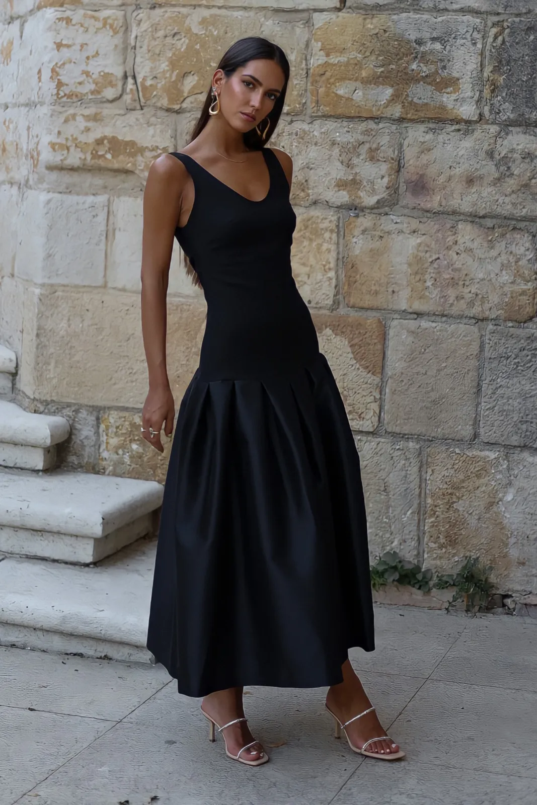 VESTIDO PRETO COM PREGAS NA SAIA