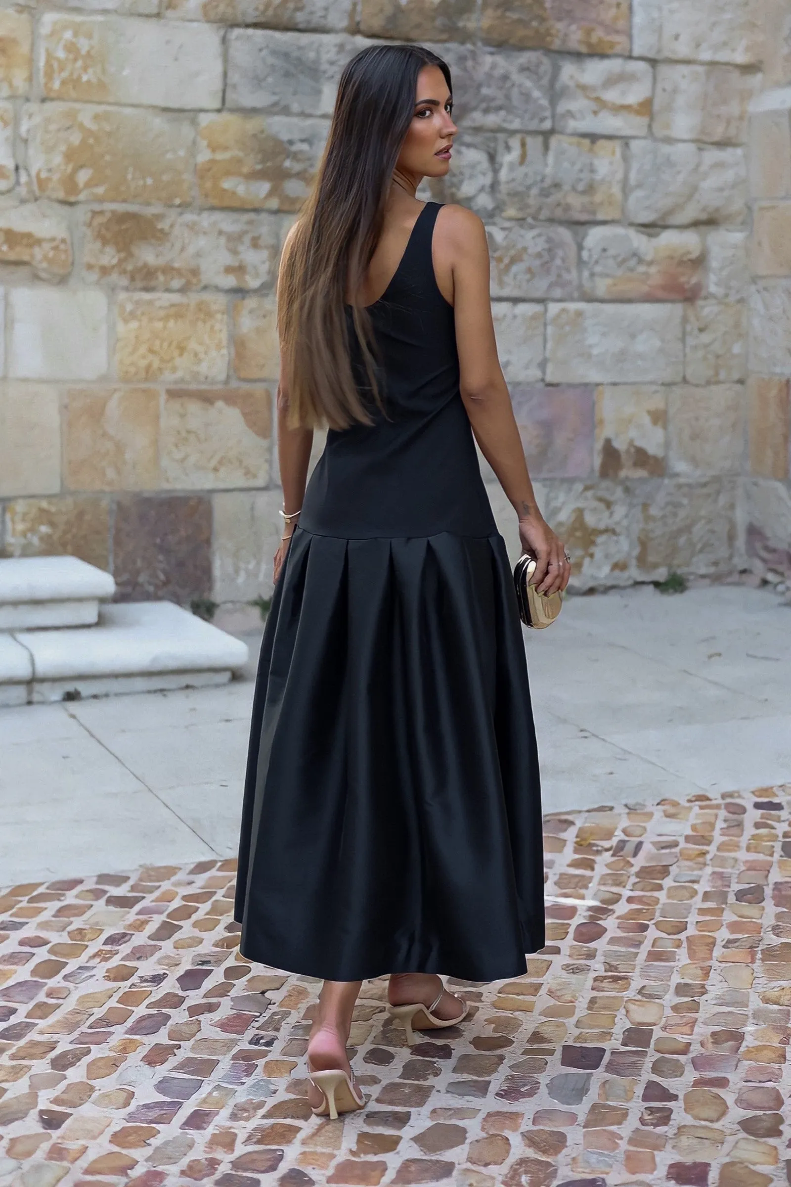 VESTIDO PRETO COM PREGAS NA SAIA