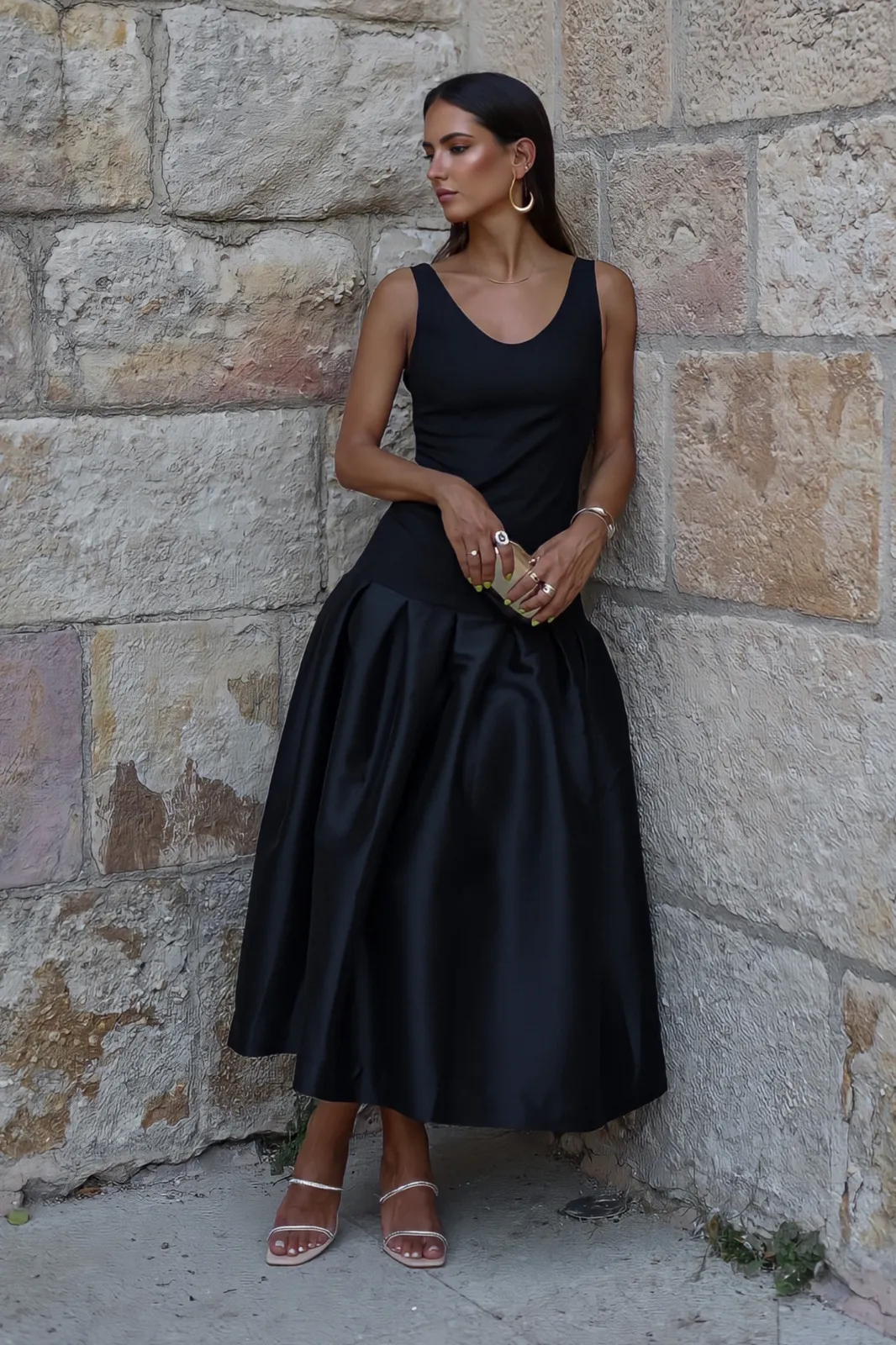 VESTIDO PRETO COM PREGAS NA SAIA
